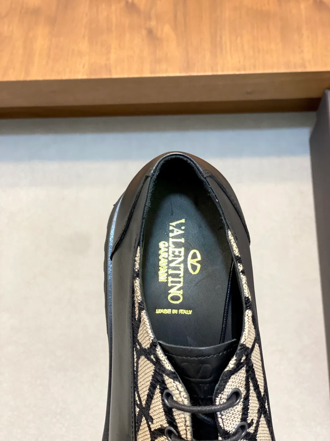 Men's shoes 💰740 VALENTINO Valentino's new men's fashionable casual leather shoes. These leather shoes are made of imported cowhide leather uppers, dyed calfskin lining and calfskin insoles. The upper foot is soft, comfortable and breathable. Comes with complete packaging in the original box! Visible details and quality. Size: 39-44 (customized at 38.45.46)